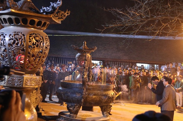 Sau lễ Khai ấn, đại biểu ùa vào đền Thiên Trường “xin lộc” - 14
Ông Đoàn Hồng Phong, Bí thư tỉnh uỷ tỉnh Nam Định dâng hương lên anh linh các các vị vua Trần