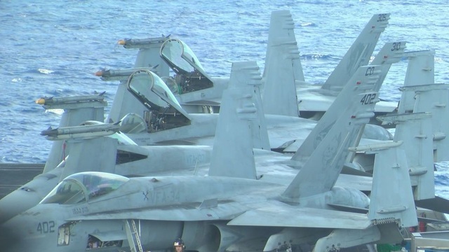 Cuộc sống nhà binh trên tàu sân bay Mỹ sắp thăm Việt Nam - 1
Theo trang tin Hawaii News Now, USS Carl Vinson góp phần vào việc gìn giữ an ninh quốc phòng toàn cầu khi thực hiện những nhiệm vụ quan trọng. Các quân nhân trên tàu được trang bị các tiện nghi thiết yếu và các công cụ giải trí, luyện tập nhằm giúp họ cảm thấy nơi đây thân thuộc như ngôi nhà thứ 2. Trong ảnh: Khung cảnh boong tàu sân bay.