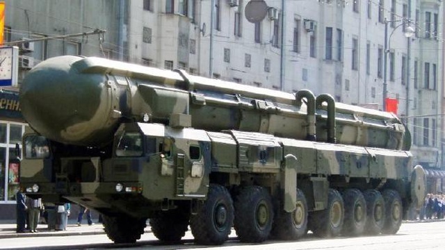 Ông Putin hé lộ thời gian biên chế siêu tên lửa “bất khả chiến bại” của Nga - 1 Tên lửa Satan của Nga trong một cuộc duyệt binh (Ảnh: News.com.au)