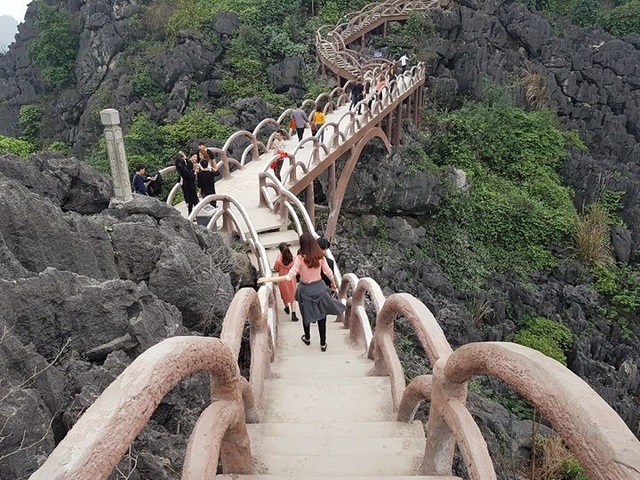 Công trình “khủng” trong di sản Tràng An: Con... khủng long chui lọt lỗ kim! - 6 Bạn đọc Dân trí và người dân khắp cả nước khi biết thông tin về công trình khủng trái phép trong di sản Tràng An đã vô cùng bức xúc trước cách làm coi thường luật pháp của doanh nghiệp; sự buông lỏng quản lý của các cấp chính quyền tỉnh Ninh Bình.