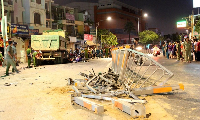 Xe ben tông hàng loạt xe máy, người bị thương nằm la liệt - 1
Dải phân cách vỡ nát.