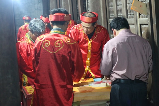"Vật vã" xếp hàng trong đêm chờ lấy ấn đền Trần - 5 So với các điểm khác, điểm phát ấn tại đền Trùng Hoa có thảnh thơi hơn chút ít vì lượng người tập trung chủ yếu tại khu vực đền Thiên Trường