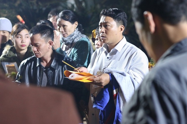 "Vật vã" xếp hàng trong đêm chờ lấy ấn đền Trần - 10 "Vật vã" xếp hàng trong đêm chờ lấy ấn đền Trần - 10