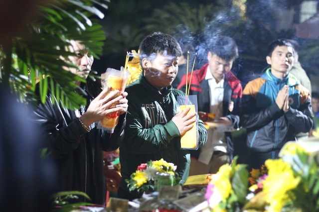 "Vật vã" xếp hàng trong đêm chờ lấy ấn đền Trần - 9 "Vật vã" xếp hàng trong đêm chờ lấy ấn đền Trần - 9