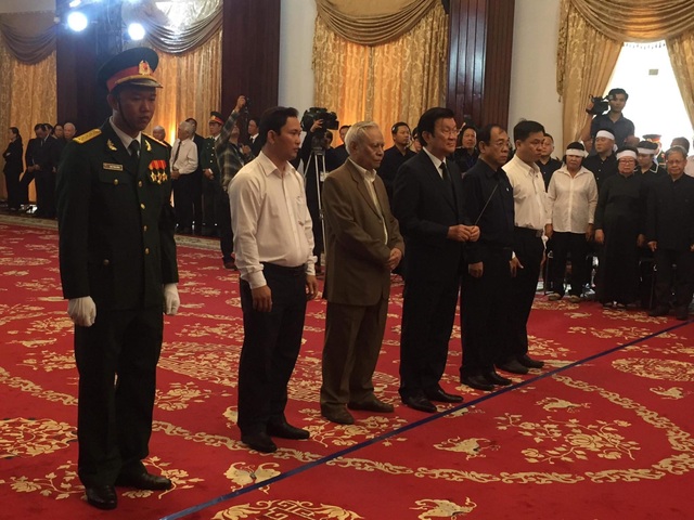 Lễ viếng nguyên Thủ tướng Phan Văn Khải - 17
Nguyên Chủ tịch nước Trương Tấn Sang tới thắp nén hương tiễn biệt. (Ảnh: Công Quang)
