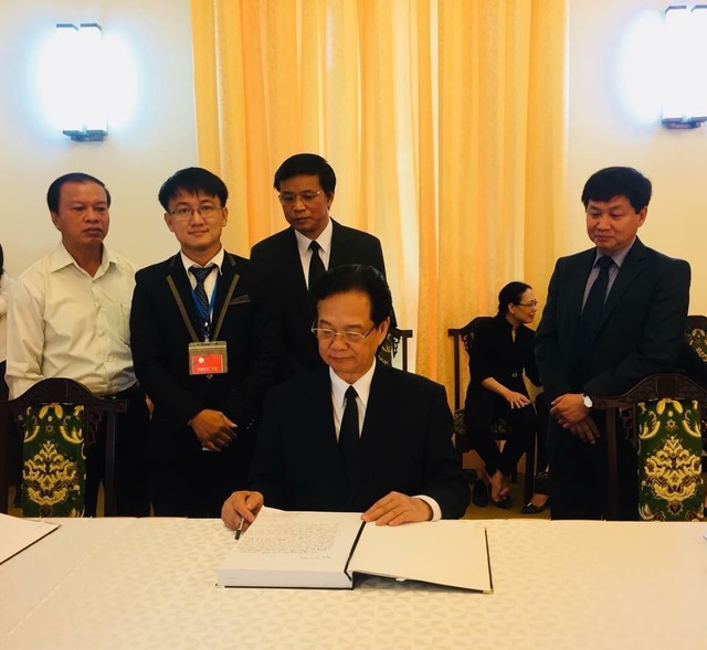 Lễ viếng nguyên Thủ tướng Phan Văn Khải - 13
Nguyên Thủ tướng Nguyễn Tấn Dũng ghi lời tiễn biệt trong sổ tang. (Ảnh: Công Quang)