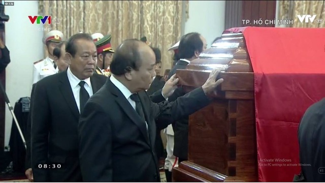 Lễ viếng nguyên Thủ tướng Phan Văn Khải - 6
Thủ tướng Nguyễn Xuân Phúc chạm tay vào linh cữu tiễn biệt nguyên Thủ tướng Phan Văn Khải.