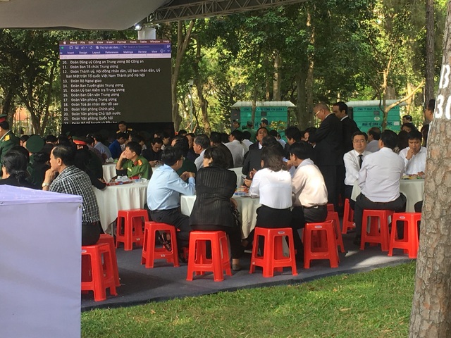 Lễ viếng nguyên Thủ tướng Phan Văn Khải - 12
Các cơ quan đoàn thể và người dân chờ vào viếng nguyên Thủ tướng Phan Văn Khải tại Hội trường Thống Nhất (Ảnh: Công Quang)