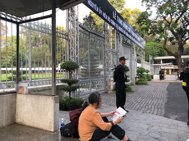 Lễ viếng nguyên Thủ tướng Phan Văn Khải - 36
Người phụ nữ chờ viếng cố Thủ tướng Phan Văn Khải từ 2h sáng nay. (Ảnh: Đình Thảo)