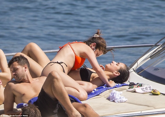 Selena Gomez thư giãn trên biển Sydney - 3
Selenavui đùa cùng bạn bè trên boong tàu trong khi tắm nắng