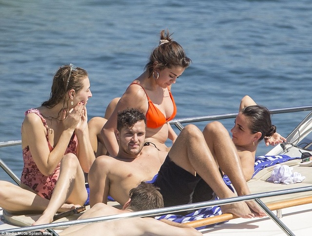 Selena Gomez thư giãn trên biển Sydney - 4
Mới đây có thông tin cho hay Selena và bạn trai Justin Bieber lại chia tay nhau sau ít tháng hàn gắn