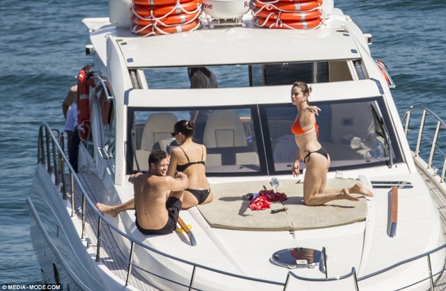 Selena Gomez thư giãn trên biển Sydney - 7
Cô chỉ nhận lời cộng tác thiết kế với nhãn hiệu thời trang Coach.