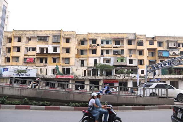 Khu tập thể "đất vàng" Hà Nội thành nhà hoang chứa rác hôi thối - 1
Dự án cải tạo xây dựng lại hai khu chung cư cũ L1, L2 tại số 93 phố Láng Hạ (quận Đống Đa, Hà Nội) đã có nhiều năm nay nhưng chủ đầu tư là Cty CP bất động sản An Thịnh không triển khai xây dựng.