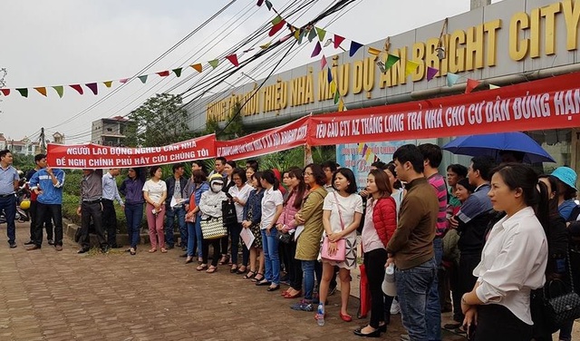 Dự án Bright City: Chủ đầu tư “dọa” thanh lý hợp đồng, cư dân tuyệt vọng, kêu cứu - 2 Người mua nhà tại dự án nhà xã hội Bright City chủ yếu là những người dân có thu nhập thấp, tiền mua nhà chủ yếu phải vay ngân hàng.