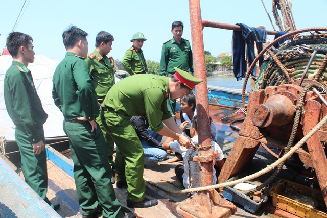 Giải cứu 4 thuyền viên bị chủ tàu trói bằng xích sắt - 2
Lực lượng chức năng tỉnh Quảng Ngãi đã giải cứu 4 ngư dân bị chủ tàu trói bằng dây thừng, xích sắt.