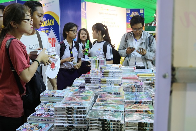Ngày đầu khai trương, Hội sách TPHCM đã thu hút đông đảo độc giả - 4 Năm nay, đặc biệt còn có sự xuất hiện của nhiều sách, tranh truyện Châu Á được bày bán khắp các gian hàng