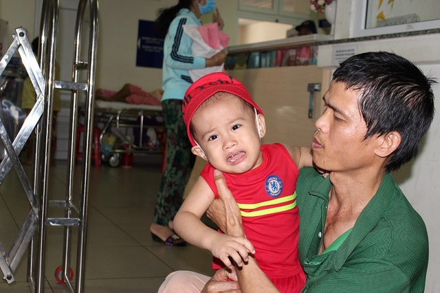 Bé mang trọng bệnh lay lắt theo cha nuôi mẹ đang nguy kịch - 4 Bé Y Bình An lên cơn sốt cao, cháu gần như không ăn uống được gì
