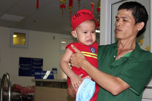 Bé mang trọng bệnh lay lắt theo cha nuôi mẹ đang nguy kịch - 5 Anh Hận bất lực nhìn con đau đớn bởi trong túi không còn tiền để xoay xở