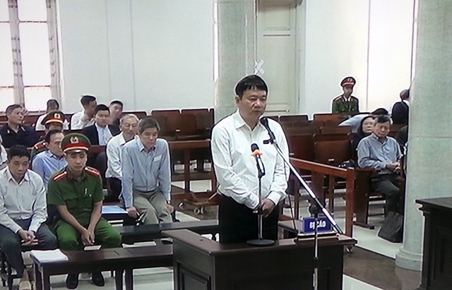Ông Đinh La Thăng xin nhận trách nhiệm cho tất cả bị cáo - 1 Bị cáo Đinh La Thăng trả lời luật sư chiều 20/3.