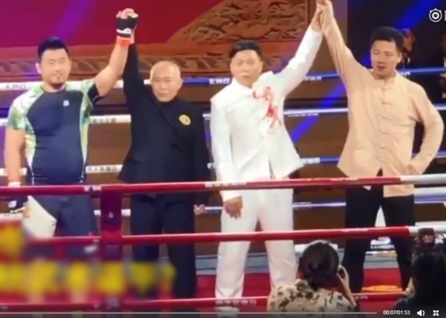 Báo Trung Quốc: “Võ truyền thống chỉ để biểu diễn trên phim ảnh” - 1
Từ Hiểu Đông đánh bại Đinh Hạo chỉ sau hơn 1 phút thi đấu