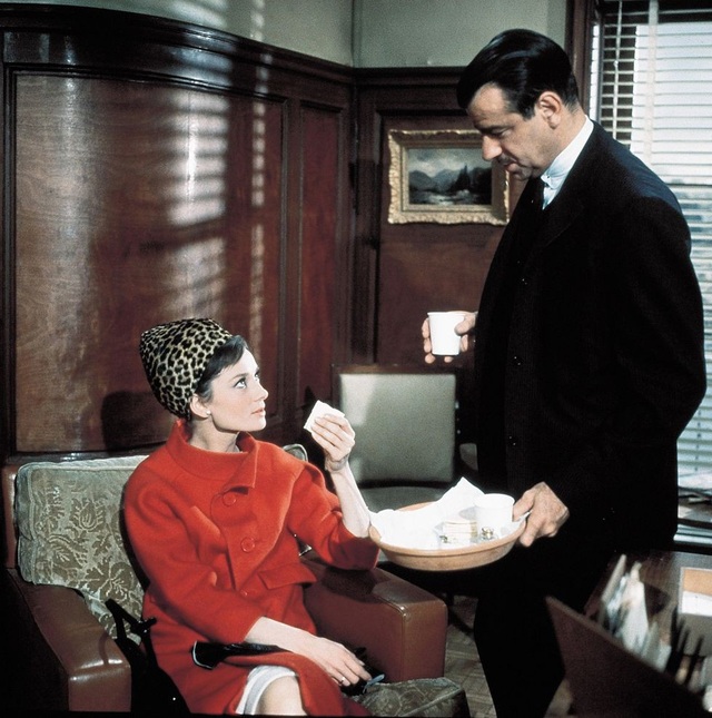 Audrey Hepburn và những bộ váy tuyệt đẹp của Givenchy - 16 Audrey Hepburn và những bộ váy tuyệt đẹp của Givenchy - 16