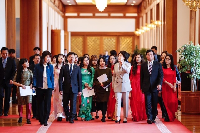 Du học sinh Việt kể chuyện gặp phu nhân Tổng thống Hàn Quốc - 3
Tại buổi gặp mặt, Phu nhân Tổng thống Hàn Quốc đã dẫn các sinh viên Việt Nam tham quan Phủ tổng thống bao gồm Phòng làm việc của Phu nhân, Phòng đón tiếp các chính khách quốc tế, Phòng họp nơi Tổng thống họp bàn cùng các quan chức cấp cao của chính phủ. Phu nhân cũng giới thiếu và giải thích cách bài trí và các bức họa trang trí trong Phủ thổng thống