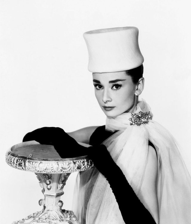 Audrey Hepburn và những bộ váy tuyệt đẹp của Givenchy - 9
Một chiếc khăn quàng cũng tôn lên vẻ đẹp thanh lịch của Audrey