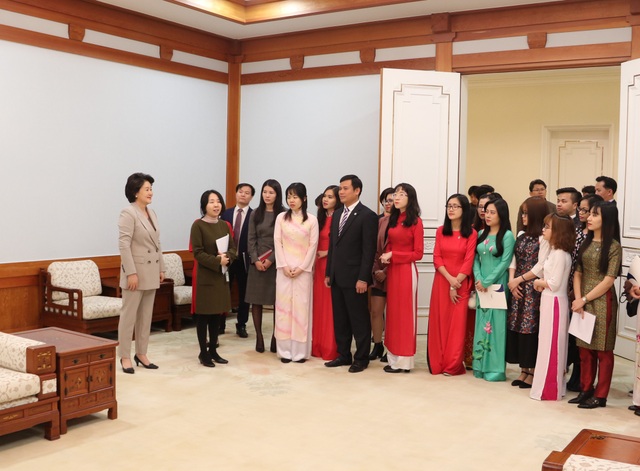 Du học sinh Việt kể chuyện gặp phu nhân Tổng thống Hàn Quốc - 6 Các sinh viên Việt Nam cũng đã có nhiều chia sẻ đến Phu nhân Tổng thống Hàn Quốc về những vấn đề liên quan giữa hai nước như: Kết hôn quốc tế và gia đình đa văn hóa Việt - Hàn; Vai trò và tiếng nói của nữ giới trong xã hội; Cơ hội học tập và chính sách việc làm cho du học sinh Việt Nam. Phu nhân Tổng thống cho biết sẽ truyền tải những nội dung thảo luận liên quan đến gia đình đa văn hóa, đến chính sách việc làm và cơ hội du học cho du học sinh cho Chính phủ Hàn Quốc để có những thay đổi phù hợp và hiệu quả hơn.