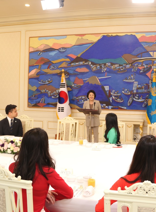 Du học sinh Việt kể chuyện gặp phu nhân Tổng thống Hàn Quốc - 2
Phu nhân Tổng thống Hàn Quốc có bài phát biểu ngắn chào mừng các sinh viên Việt Nam đến Phủ Tổng thống.