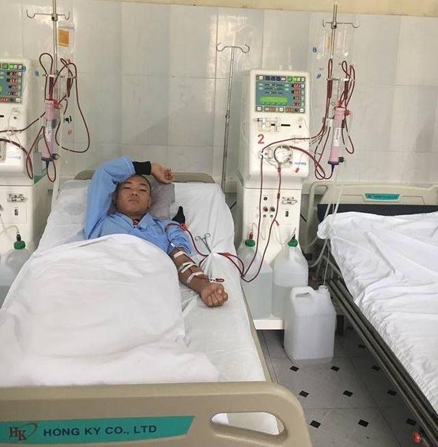 Góa phụ nghèo bất lực trước căn bệnh suy thận giai đoạn cuối của con trai - 1 Chàng trai ngoài 20 tuổi nhiều lúc chỉ muốn chết đi để không còn làm gánh nặng cho mẹ mình.
