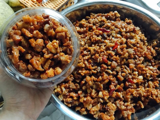 Món lạ nhà giàu: Chi nửa triệu, xếp hàng cả tuần mua... tóp mỡ “ăn dè” - 1 Tóp mỡ - món ăn gây sốt và được xem như đặc sản với giá bán từ 400 - 500 nghìn đồng/kg. Ảnh: Fb