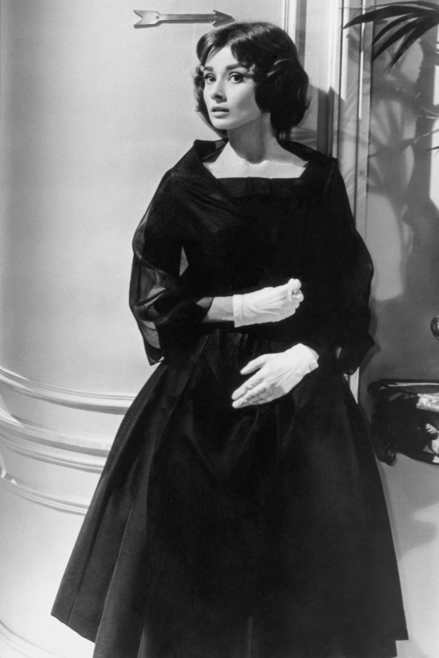 Audrey Hepburn và những bộ váy tuyệt đẹp của Givenchy - 3
Audrey Hepburn trong một mẫu váy rất thanh lịch