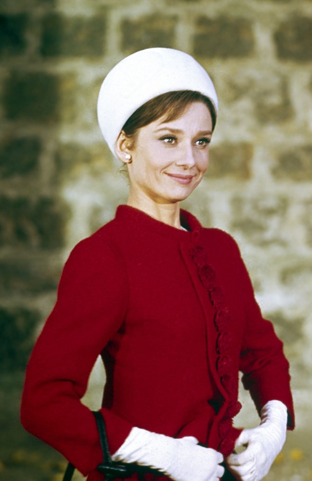 Audrey Hepburn và những bộ váy tuyệt đẹp của Givenchy - 15
Audrey trong phim Charade (1963)