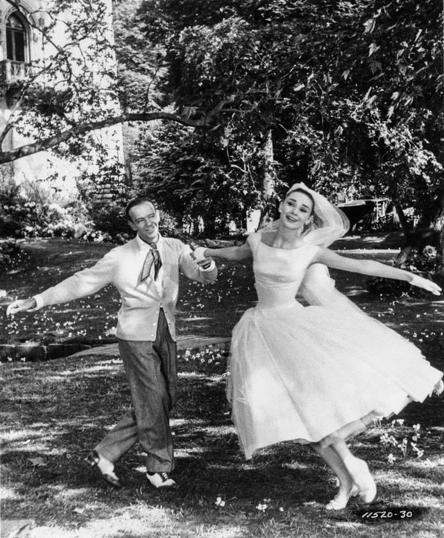 Audrey Hepburn và những bộ váy tuyệt đẹp của Givenchy - 5
Audrey Hepburn diện váy cô dâu trong phim Funny Face (1957)