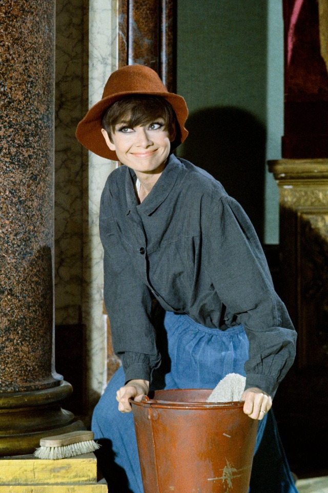 Audrey Hepburn và những bộ váy tuyệt đẹp của Givenchy - 22 Audrey Hepburn và những bộ váy tuyệt đẹp của Givenchy - 22