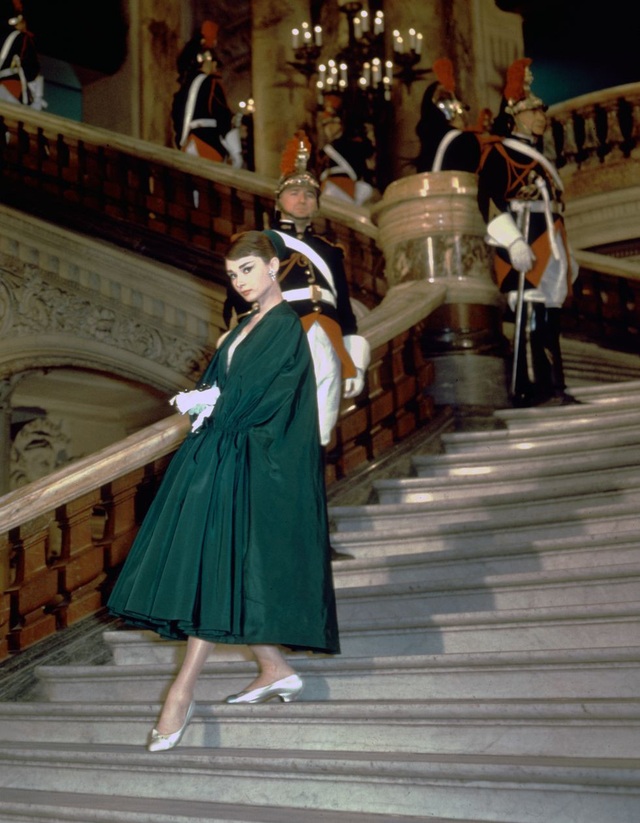 Audrey Hepburn và những bộ váy tuyệt đẹp của Givenchy - 7
Bộ váy xanh rất quý phái