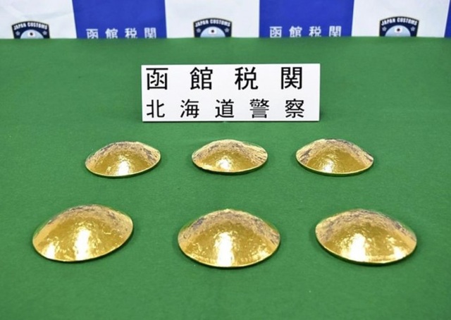 3 phụ nữ buôn lậu vàng trị giá hơn 14 tỷ đồng trong áo ngực - 1 6 miếng vàng được đúc thành hình miếng độn áo ngực của 3 người phụ nữ Đài Loan nặng tới 10,5 kg. (Nguồn: Hakodate Customs)