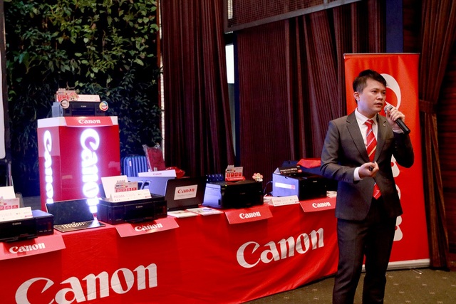 Đại diện Canon giới thiệu về loạt máy in mới