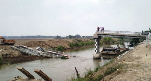 Cầu tiền tỷ chưa kịp khánh thành đã… sập xuống sông - 1
Hiện trường cầu BìnhTân Nhơn đổ sập vào ngày 15/3