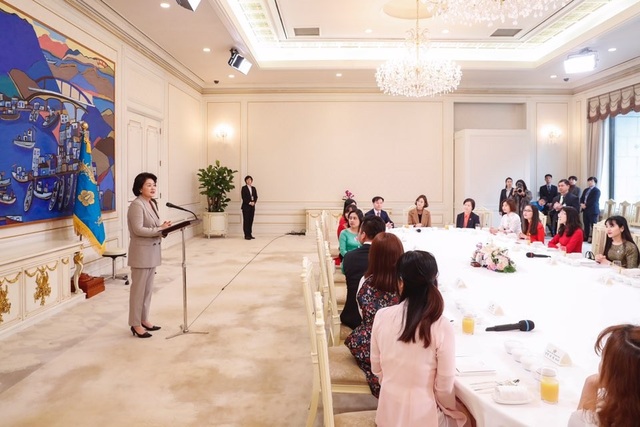 Du học sinh Việt kể chuyện gặp phu nhân Tổng thống Hàn Quốc - 4
Các sinh viên Việt Nam tiêu biểu tại Hàn Quốc đã có buổi tiệc trưa thân mật với Phu nhân. Tiệc trưa gồm các món ăn truyền thống của Hàn Quốc và Việt Nam. Phu nhân chia sẻ bà biết là du học sinh thường phải học hành rất căng thẳng, thường xuyên thức đêm nên đã chuẩn bị món thịt bò nướng Neobiani để bổ sung thêm năng lượng. Và để chia sẻ với nỗi nhớ gia đình, quê hương khi học tập và sinh sống tại Hàn Quốc, Phu nhân còn cho chuẩn bị các món ăn Việt như bún chả và phở Việt Nam. Phu nhân cũng chia sẻ bà rất thích ẩm thực Việt Nam và thường đến các nhà hàng Việt tại Hàn Quốc