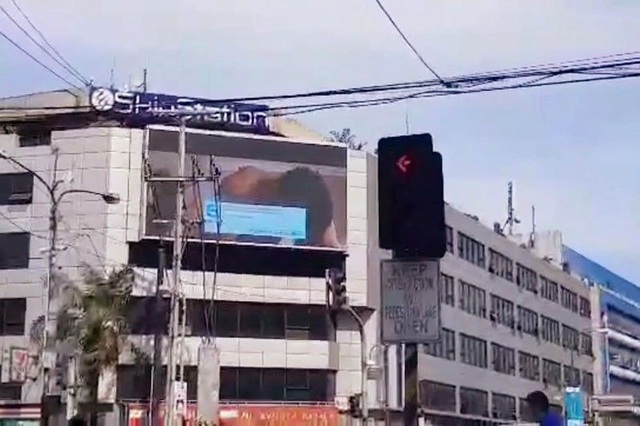 
Đoạn video phim người lớn bất ngờ xuất hiện chưa đầy 1 phút trên màn hình quảng cáo lớn ở Makati ngày 20/3. (Ảnh: PhilStar)

