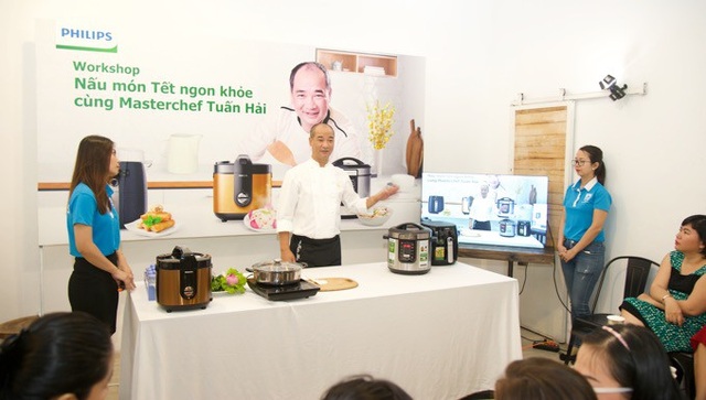 Chăm lo bữa ăn ngon khỏe, Philips mang đến cho mẹ mùa Tết thảnh thơi - 5 10 thí sinh xuất sắc nhất của cuộc thi được mời tham gia workshop “Nấu món Tết ngon khỏe cùng Masterchef Tuấn Hải” và được trực tiếp trải nghiệm sản phẩm bếp hiện đại Philips để hoàn thành món Tết ngon khỏe.