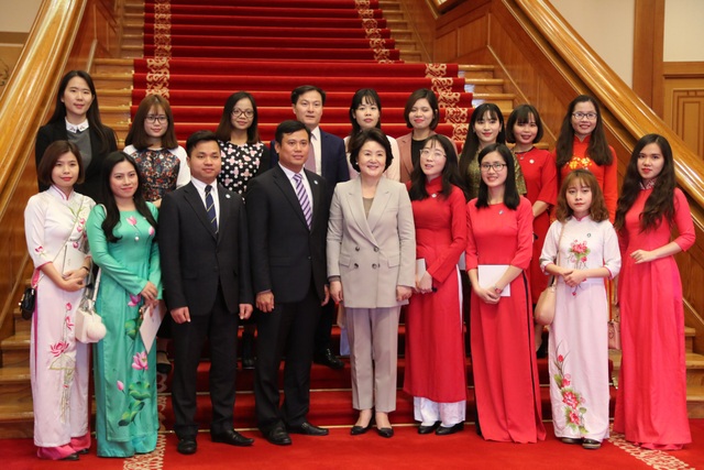 Du học sinh Việt kể chuyện gặp phu nhân Tổng thống Hàn Quốc - 1
Trước chuyến thăm cấp nhà nước của Tổng thống Moon Jae-in đến Việt Nam, Đệ nhất phu nhân Hàn Quốc Kim Jung-sook đã có buổi gặp mặt 15 sinh viên Việt Nam tiêu biểu nhất tại Hàn Quốc hôm 8/3 vừa qua tại Phủ tổng thống. Đây là lần đầu tiên trong lịch sử Hàn Quốc, các đại diện sinh viên nước ngoài được mời đến gặp gỡ Đệ nhất phu nhân và đi thăm Phủ tổng thống.