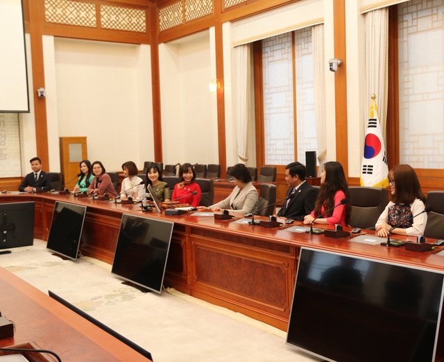 Du học sinh Việt kể chuyện gặp phu nhân Tổng thống Hàn Quốc - 5
Khi dẫn đoàn vào thăm phòng họp nơi Tổng thống thường họp bàn với các quan chức cấp cao trong nội các, Phu nhân đã mời tất cả sinh viên tự chọn một chỗ ngồi và có thể ngồi thử vào vị trí đó. Và Phu nhân đã nói rằng: “Hãy thử ngồi để cảm nhận được trách nhiệm của những người lãnh đạo và hãy học tập thật chăm chỉ để một ngày các bạn cũng sẽ trở thành những người như vậy. Khi các bạn ngồi vào đây thì hãy nhớ các bạn phải có trách nhiệm với cha mẹ, với gia đình và với quê hương Tổ quốc của mình và phải cố gắng để có thể hoàn thành những trọng trách đó”.