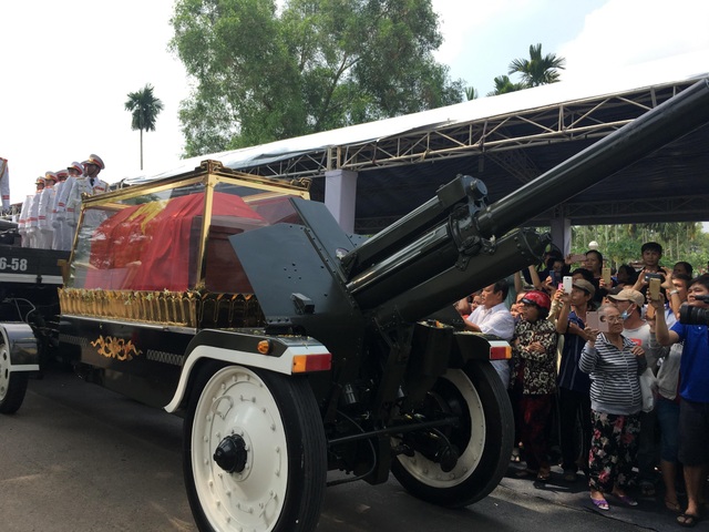 Nguyên Thủ tướng Phan Văn Khải được an táng bên mộ người vợ quá cố - 15 Nguyên Thủ tướng Phan Văn Khải được an táng bên mộ người vợ quá cố - 15