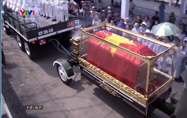 Nguyên Thủ tướng Phan Văn Khải được an táng bên mộ người vợ quá cố - 18 Nguyên Thủ tướng Phan Văn Khải được an táng bên mộ người vợ quá cố - 18