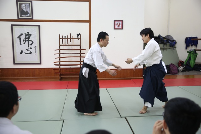 Võ sư 6 đẳng Aikido Hiroyuki Namba biểu diễn tuyệt kỹ tại Hà Nội - 1
Võ sư Hiroyuki Namba (phải) tham gia khoá tập huấn
