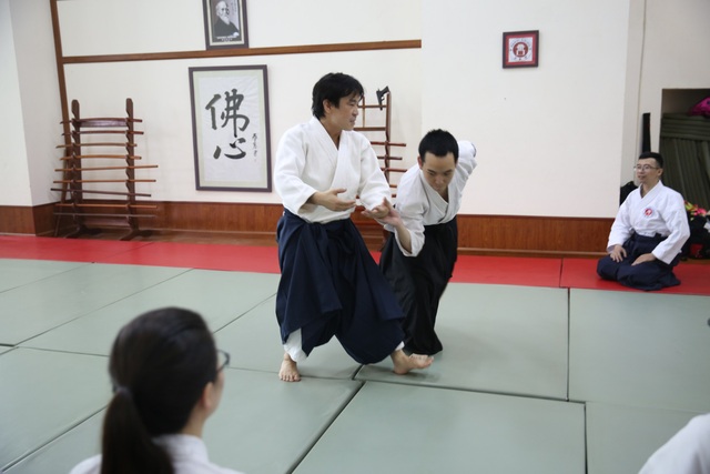 Võ sư 6 đẳng Aikido Hiroyuki Namba biểu diễn tuyệt kỹ tại Hà Nội - 2
Các kỹ thuật trong Aikido đều nhẹ nhàng, không tạo ra tính đối kháng