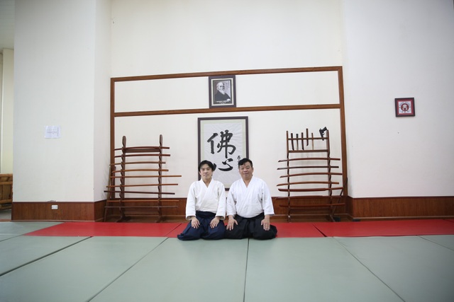Võ sư 6 đẳng Aikido Hiroyuki Namba biểu diễn tuyệt kỹ tại Hà Nội - 4
Võ sư Hiroyuki Namba và võ sư Bùi Hoàng Lân- Chủ tịch Hội aikido Hà Nội.