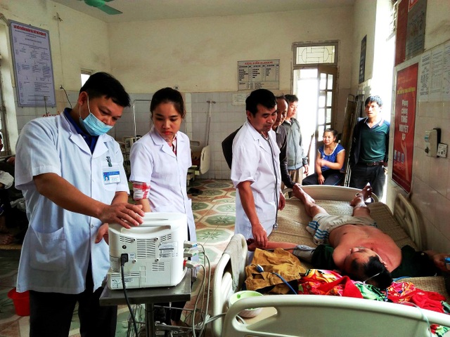 Thêm một người nguy kịch sau uống rượu ngâm cây rừng - 1 Ông Lữ Văn D. hiện đang trong tình trạng nguy kịch sau khi uống rượu ngâm từ cây rừng.